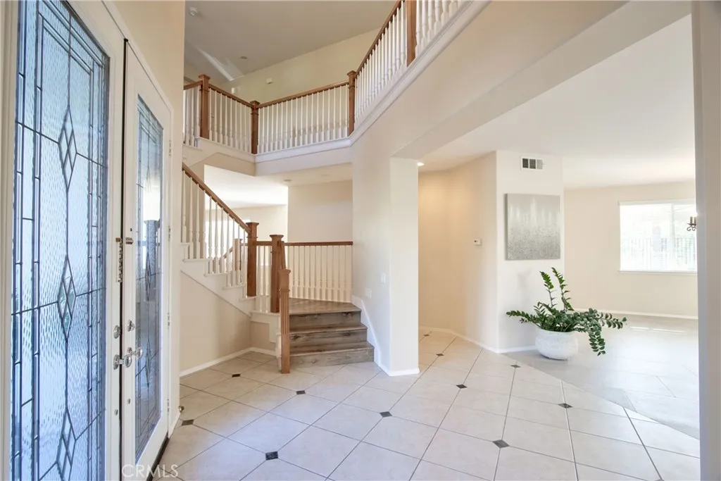 FRONT ENTRY/DINING ROOM FRONT ENTRY/DINING ROOM