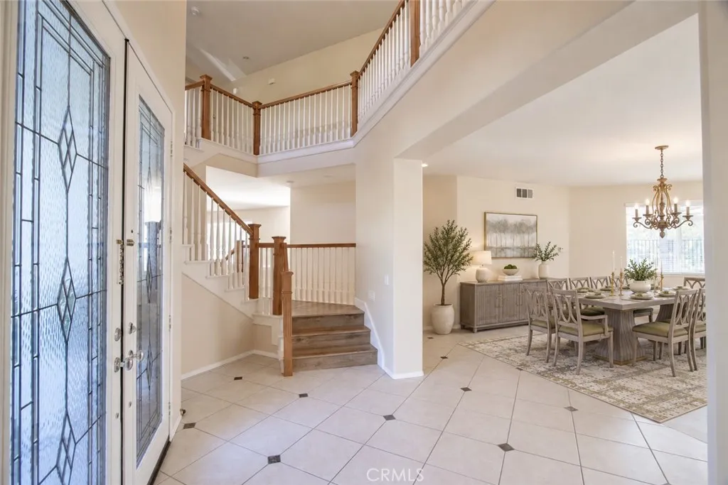 Dining Room - This photo has been virtually staged. Dining Room - This photo has been virtually staged.