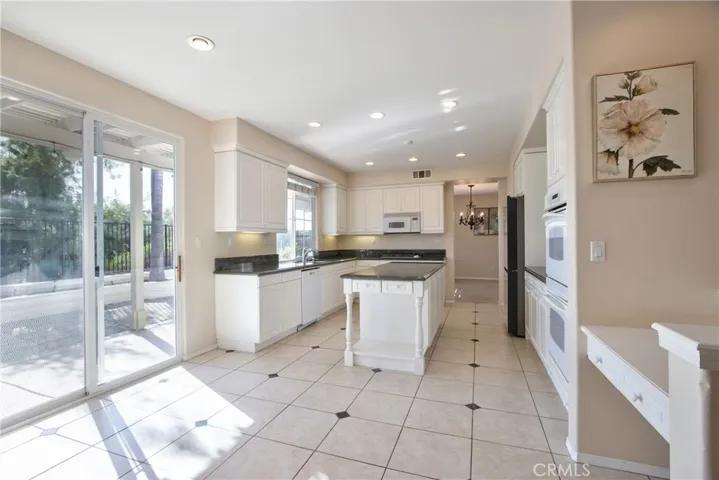 KITCHEN/PATIO