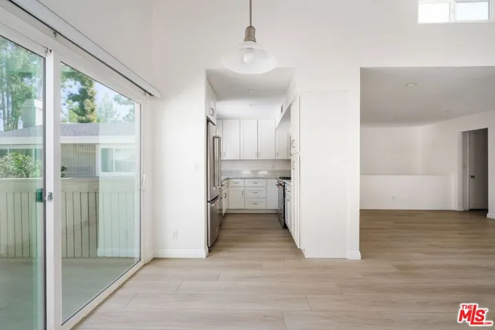 22125 Burbank Boulevard 7, Woodland Hills, California 91367 — photo 5