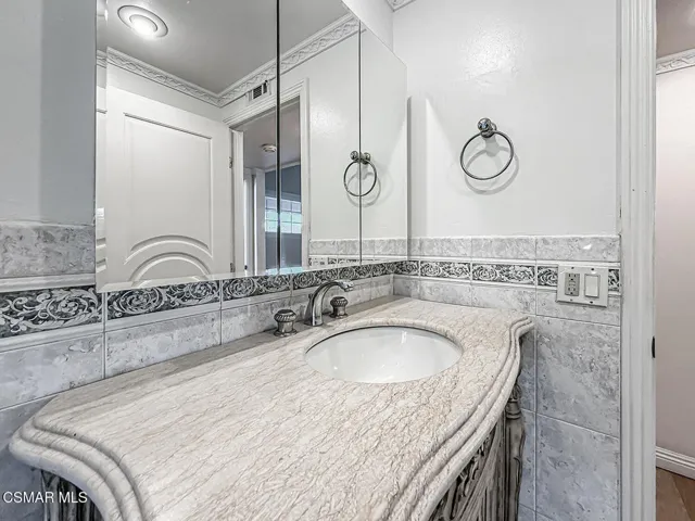 Upstairs Secondary Bathroom
