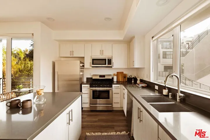 2920 Rowena Avenue 3, Los Angeles, California 90039 — photo 4