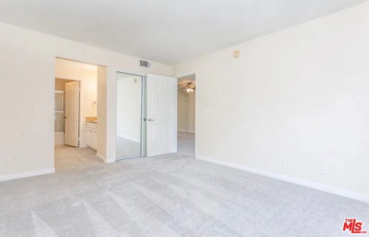 5530 Owensmouth Avenue 219, Woodland Hills, California 91367 — photo 5