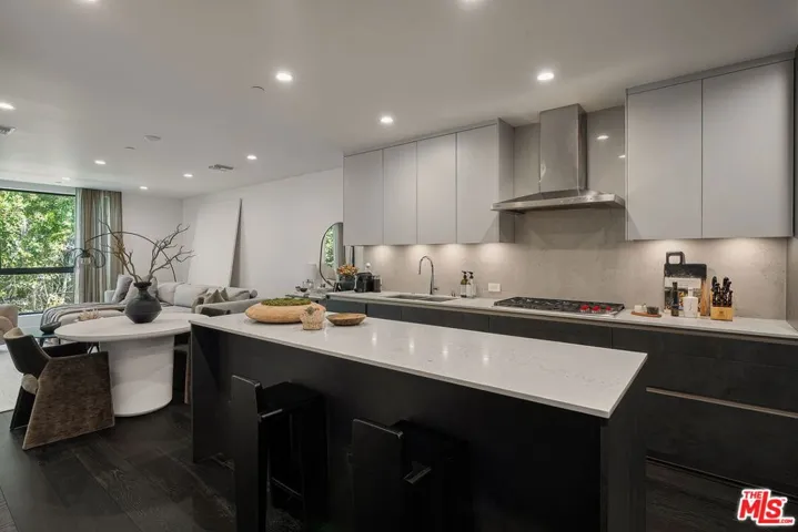 724 N Croft Avenue 313, Los Angeles, California 90069 — photo 4