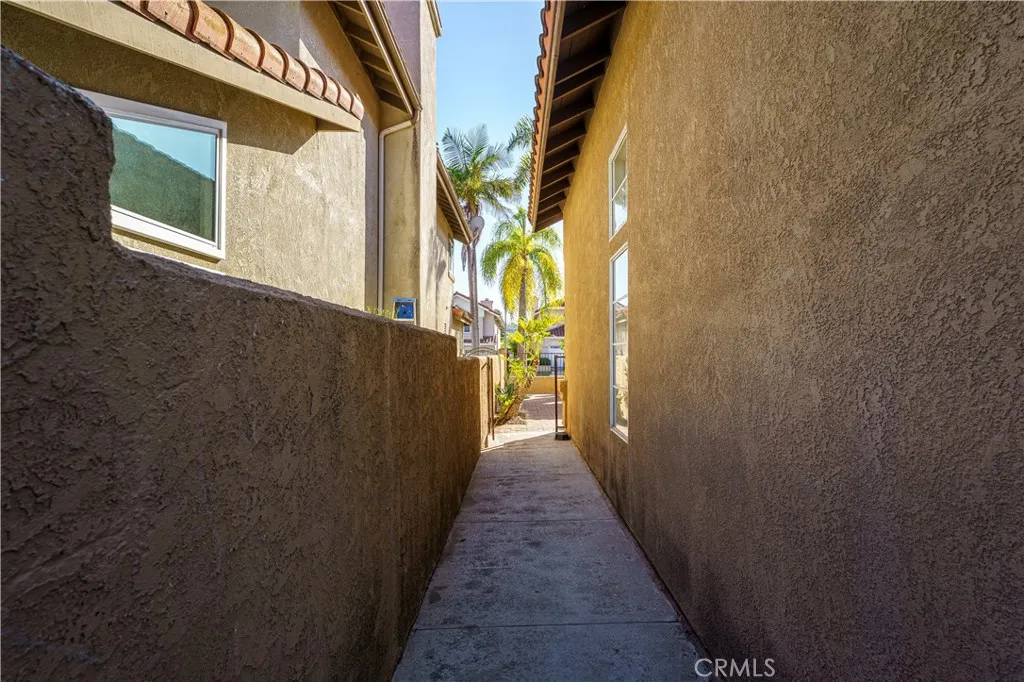 This side comes off of the courtyard. Seamless and clean for easy care. This side comes off of the courtyard. Seamless and clean for easy care.