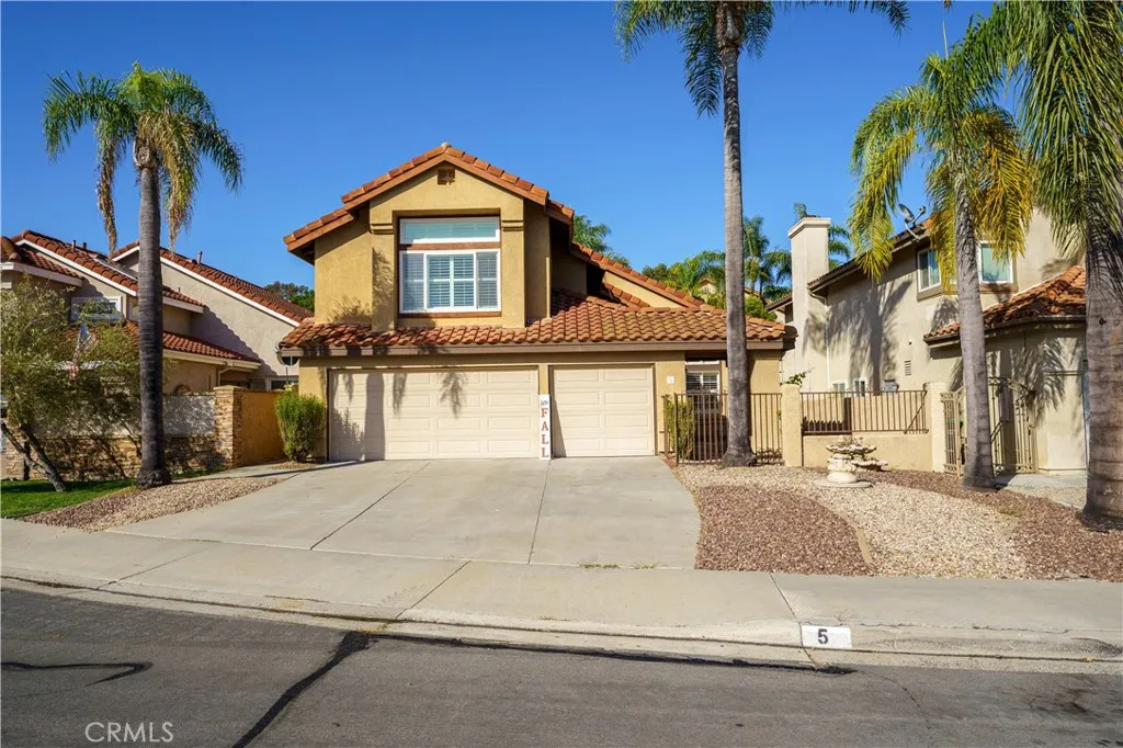 Either a 5 bedroom OR 4 bedroom plus big front bonus room in The Westerlies neighborhood, very close to Chapparosa Park and George White Elementary School. Either a 5 bedroom OR 4 bedroom plus big front bonus room in The Westerlies neighborhood, very close to Chapparosa Park and George White Elementary School.