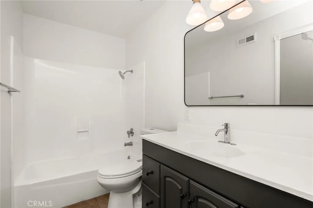 Actual full bathroom. Actual full bathroom.