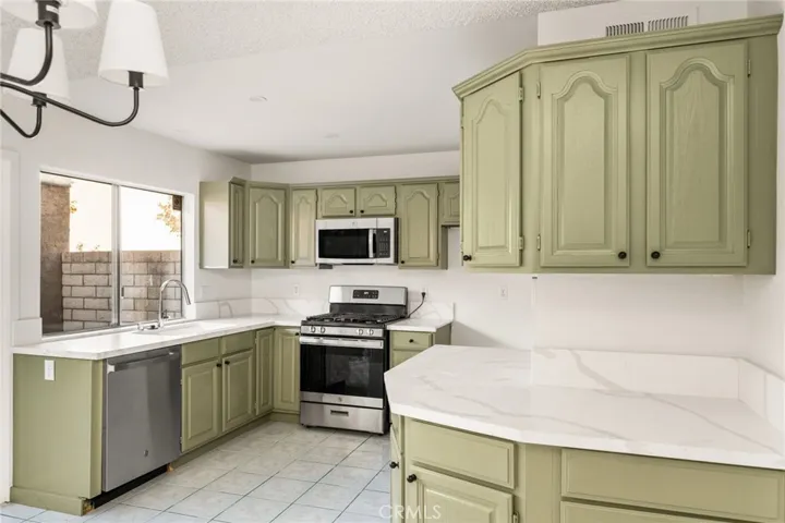 Kitchen/dishwasher.