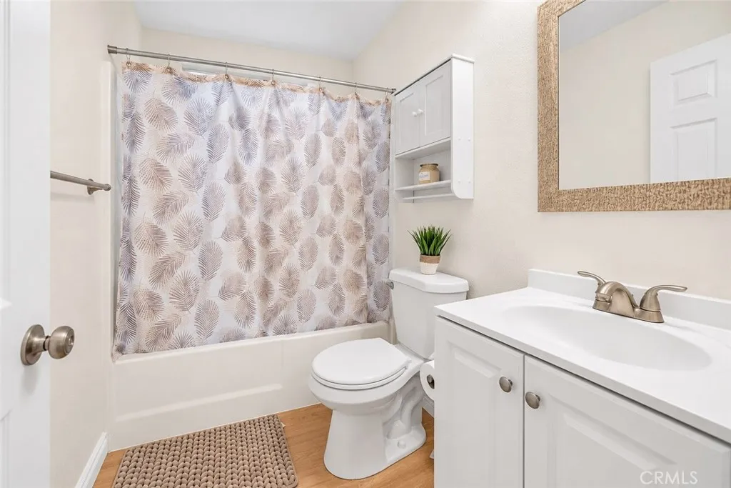 Hallway bath-shower tub combo