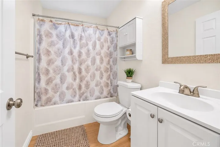 Hallway bath-shower tub combo
