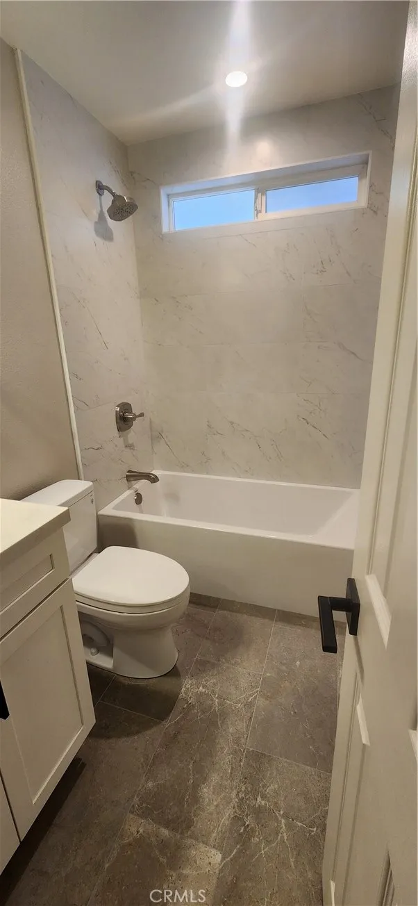 1st Bathroom with tub/shower 1st Bathroom with tub/shower