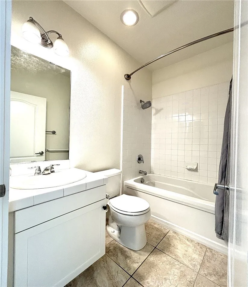 Second Bed En-Suite Full Bath