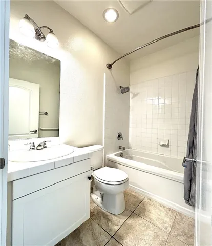 Second Bed En-Suite Full Bath