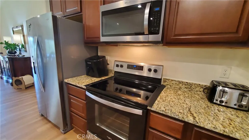 View of kitchen stove, immaculate & spotless! View of kitchen stove, immaculate & spotless!
