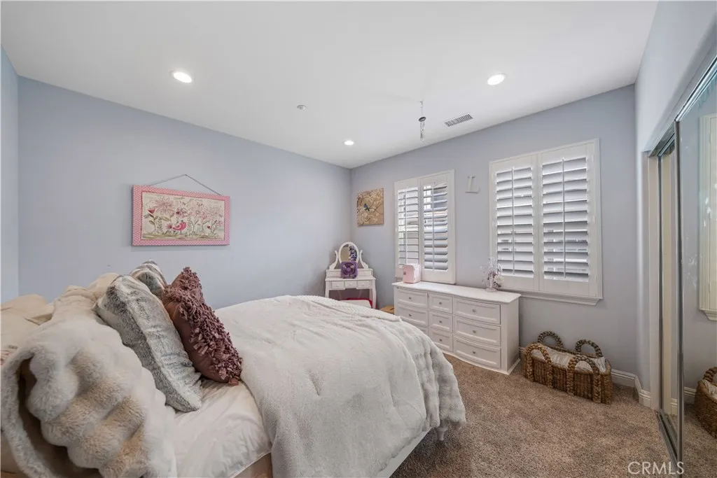 Upstairs guest bedroom 2