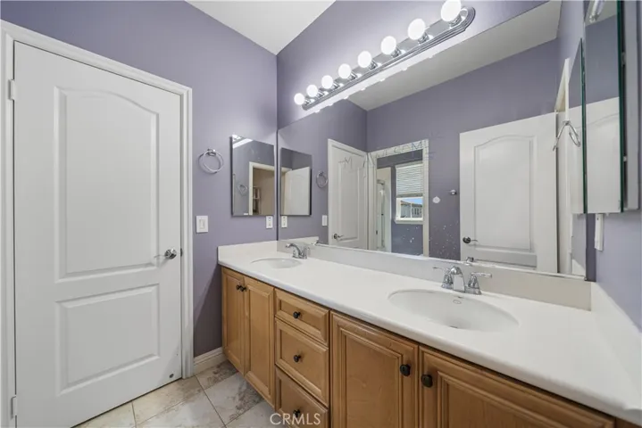 Upstairs hallway bath 2