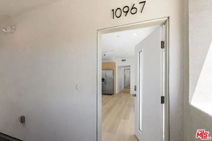 10965 Calvert, North Hollywood, California 91606 — photo 4