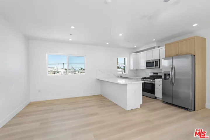 10965 Calvert, North Hollywood, California 91606 — photo 5