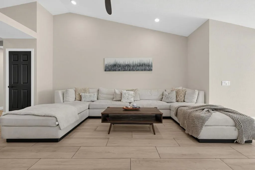 13_49185_Balada_Ct-Living_room-04-1