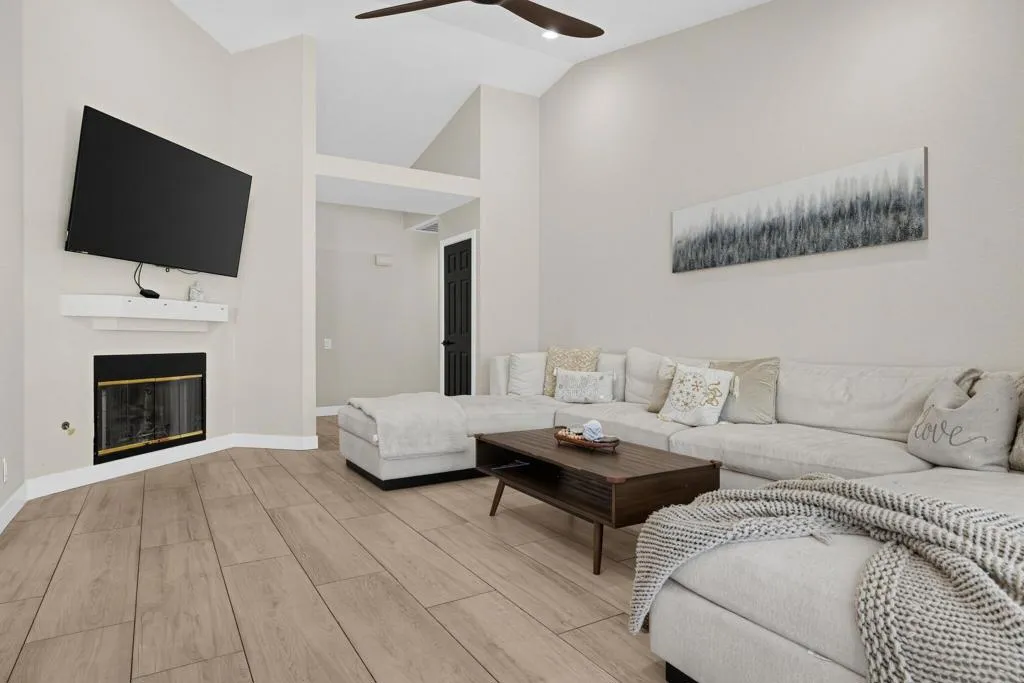 12_49185_Balada_Ct-Living_room-05-1