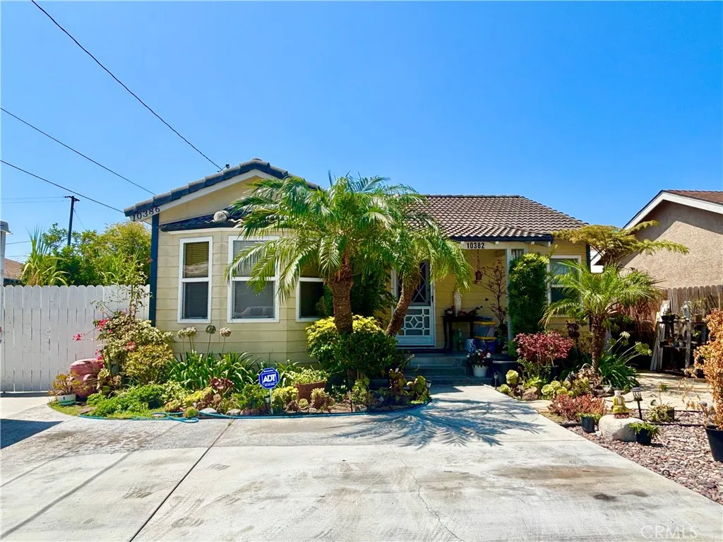Front House 3BR/3BA Front House 3BR/3BA