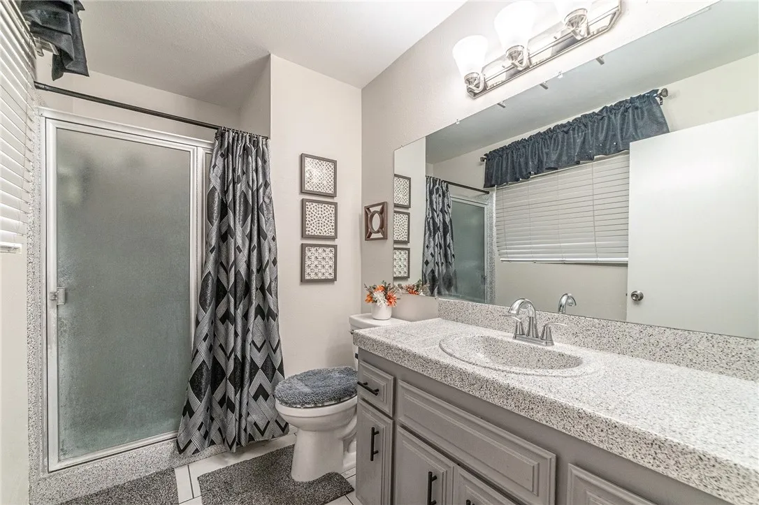 bathroom 2 in the hall