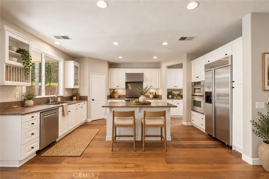 Virtual stage. Kitchen w/pass-through butler's pantry, island w/breakfast bar, high-end stainless steel appliances. Virtual stage. Kitchen w/pass-through butler's pantry, island w/breakfast bar, high-end stainless steel appliances.