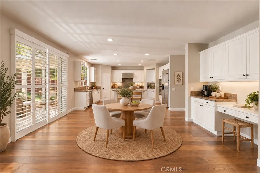 Virtual stage. Large family kitchen w/accessory desk and cabinet space. Virtual stage. Large family kitchen w/accessory desk and cabinet space.