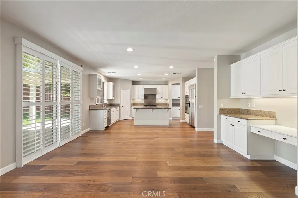Large family kitchen w/accessory desk and cabinet space. Large family kitchen w/accessory desk and cabinet space.
