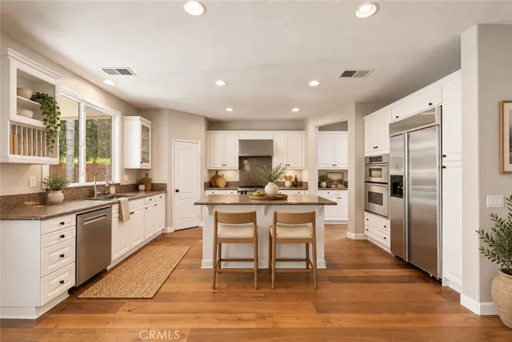 Virtual stage. Kitchen w/pass-through butler's pantry, island w/breakfast bar, high-end stainless steel appliances.