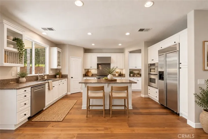 Virtual stage. Kitchen w/pass-through butler's pantry, island w/breakfast bar, high-end stainless steel appliances.