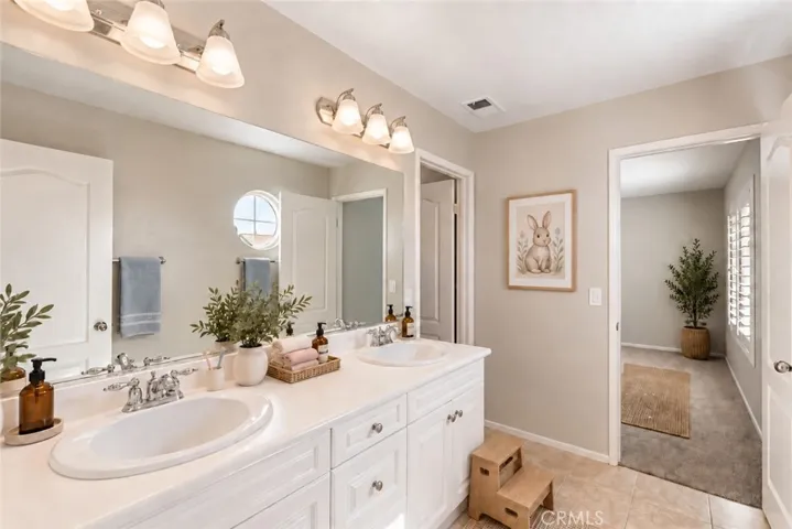 Virtual stage. Upstairs Jack and Jill Bathroom #3. With tub and shower.