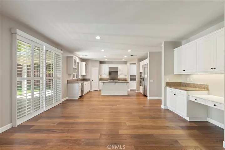 Large family kitchen w/accessory desk and cabinet space.
