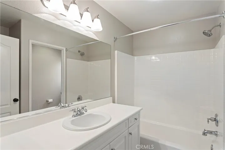 Upstairs Full Bathroom #4