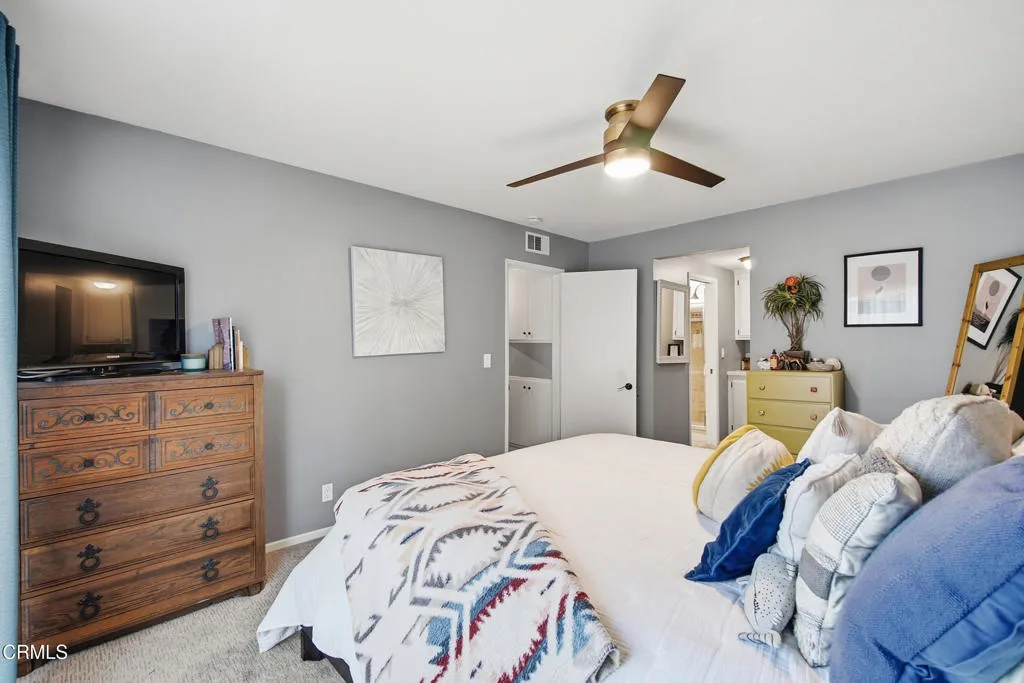 26_bedroom