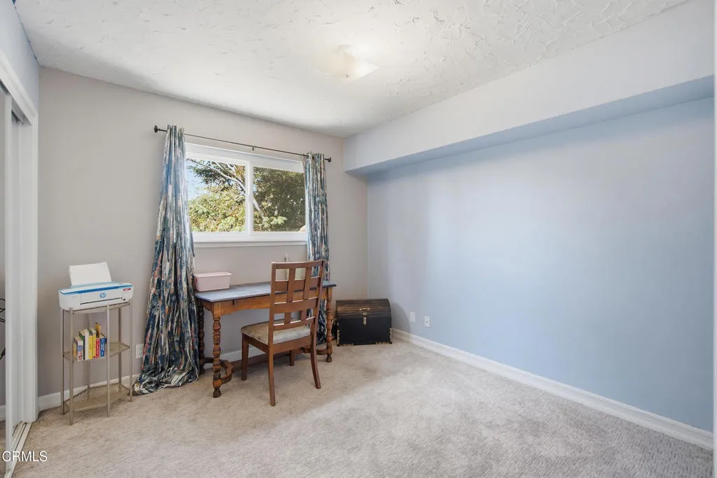 34_bedroom