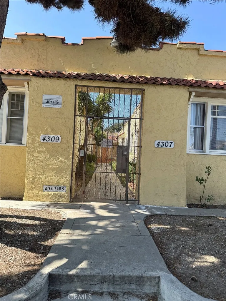 4307 S Normandie