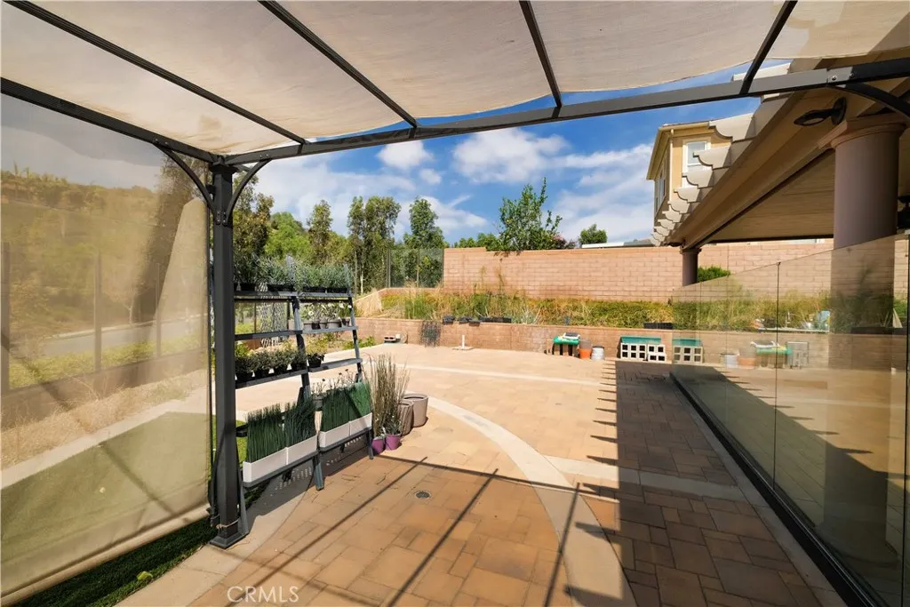 Patio passage opening to the backyard, connecting sheltered and open-air outdoor spaces. Patio passage opening to the backyard, connecting sheltered and open-air outdoor spaces.