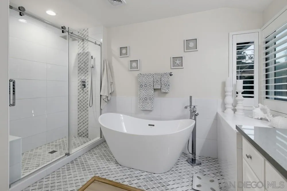 Free standing soaking tub! Free standing soaking tub!