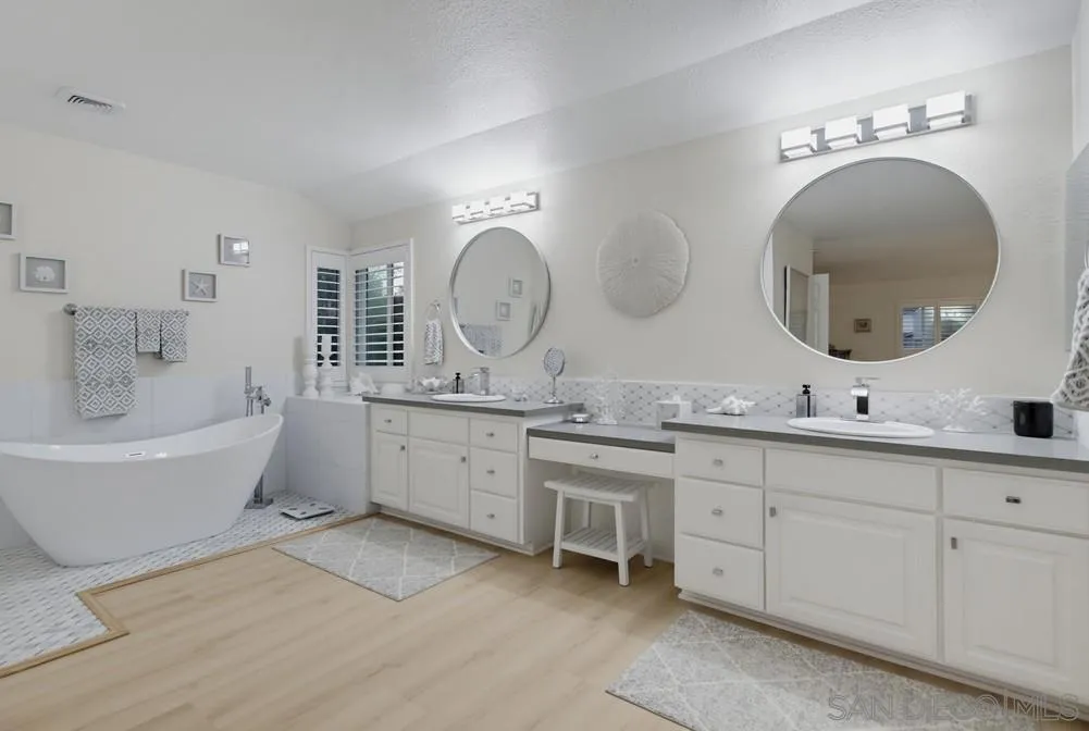 En-suite completely remodeled luxury bath! En-suite completely remodeled luxury bath!
