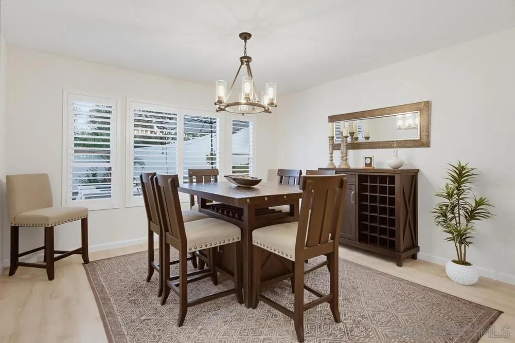 Dining room with pool view! Dining room with pool view!