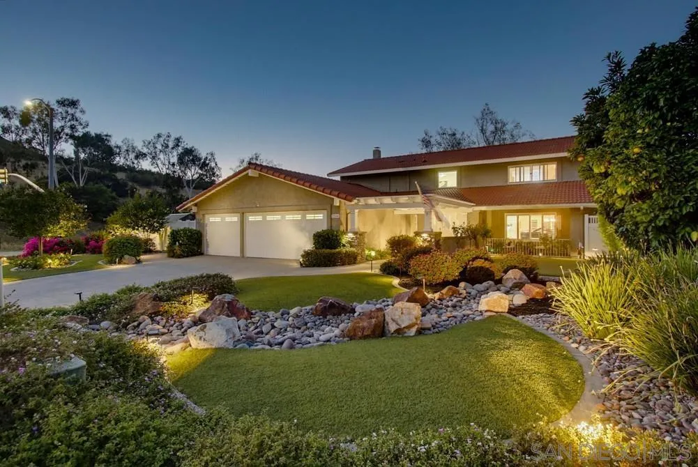 Landscape lighting calls you in! Landscape lighting calls you in!