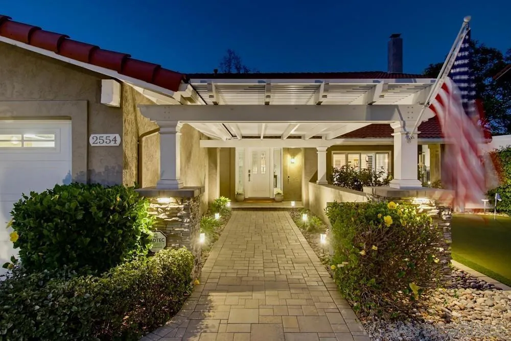 Warm inviting entry! Warm inviting entry!