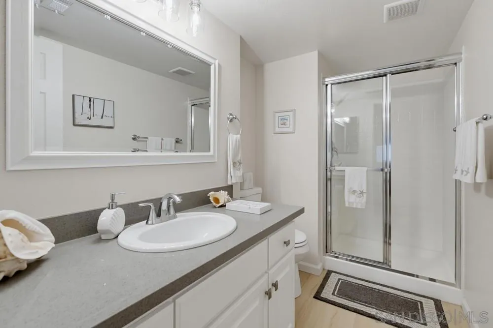1 full bath downstairs too! 1 full bath downstairs too!