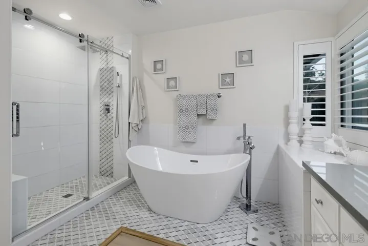 Free standing soaking tub!
