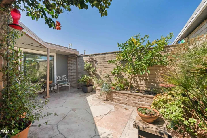 Patio & garden - 131 E Alta Grn