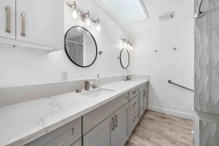 Full Bathroom - 131 E Alta Grn