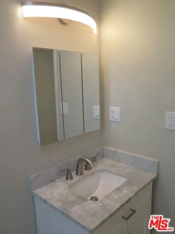 1022 N Croft Avenue 5, Los Angeles, California 90069 — photo 4