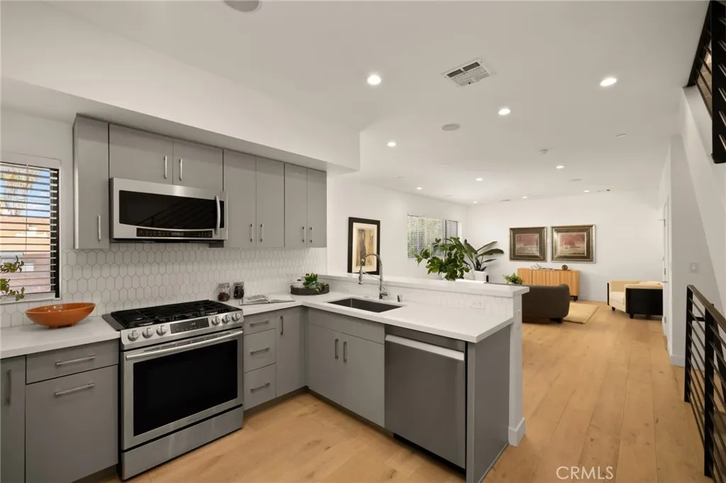 Eat-In Kitchen