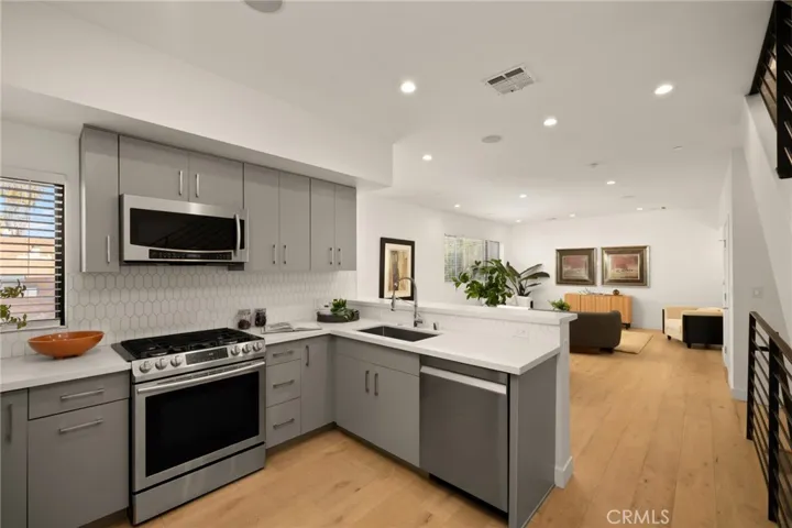 Eat-In Kitchen